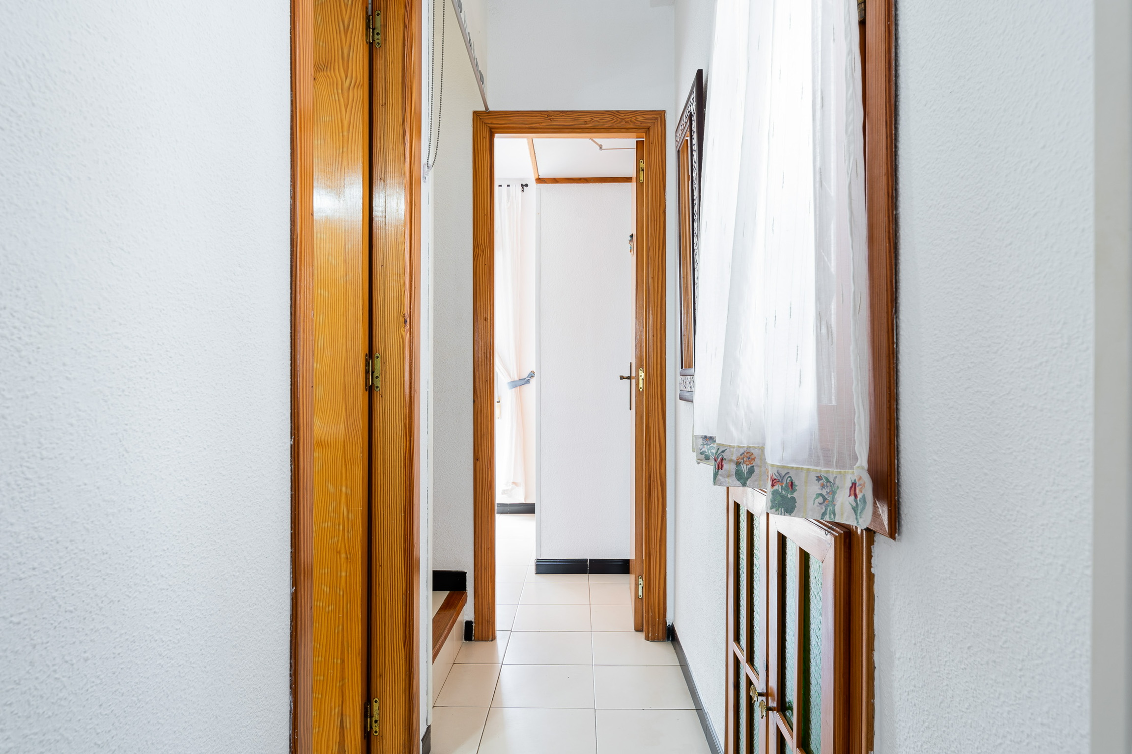 Korytarz w dwukondygnacyjnym bungalowiu w La Mata