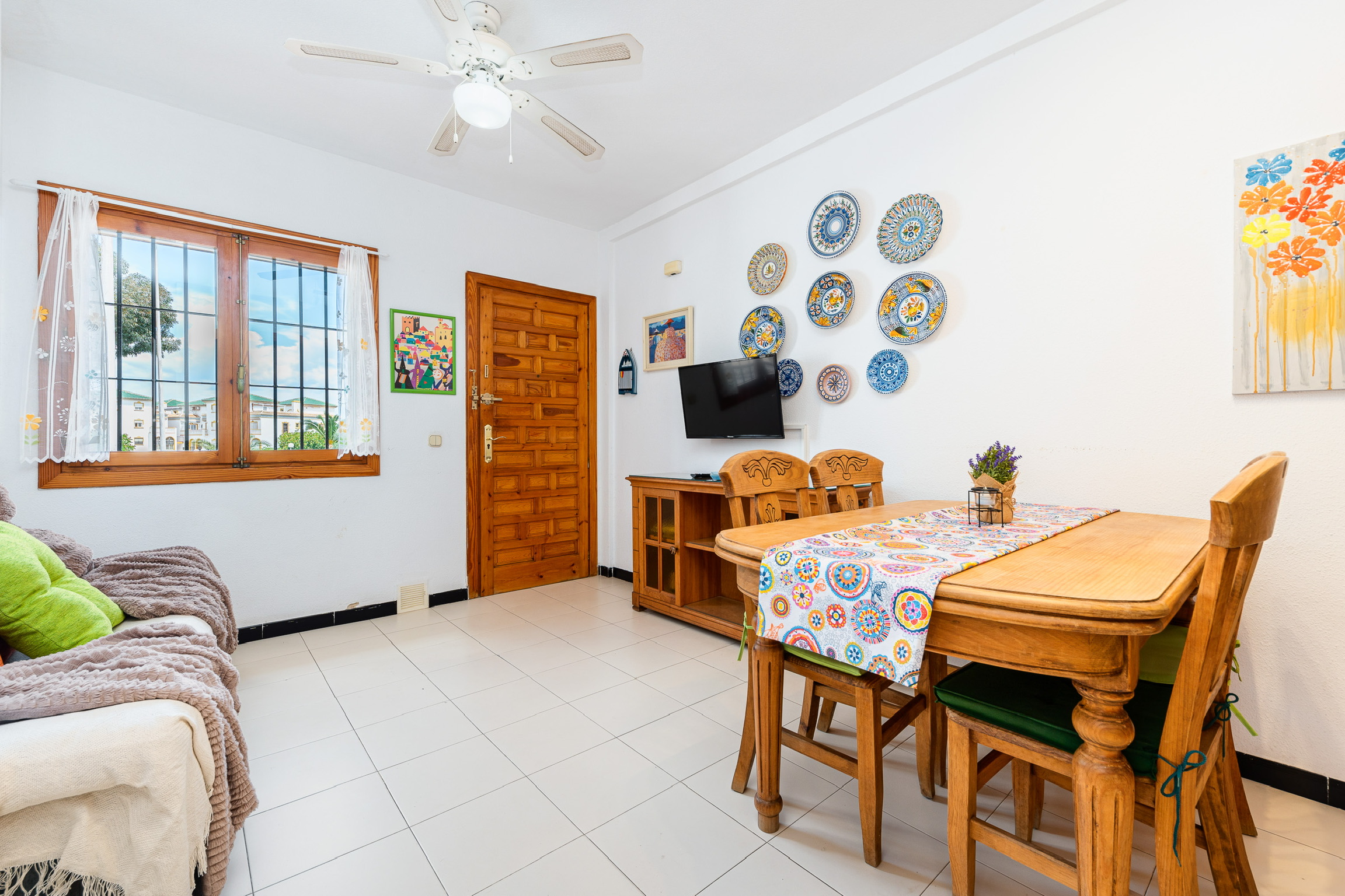 Salon z kuchnią w bungalowiu do wynajęcia w La Mata (Casa Hannah La Mata)